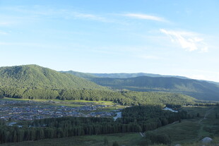 青山环绕的美丽村落