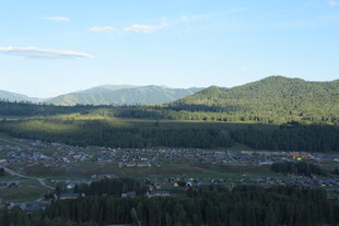 俯瞰山间城镇美景