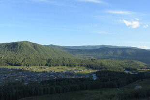 山间美景 绿意盎然的山谷