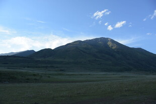 广阔草原上的巍峨青山