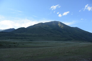 辽阔草原上的巍峨山峦