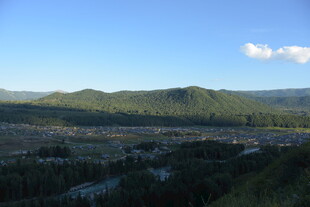 山间美景 广袤绿野与蓝天