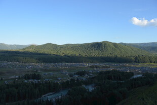 山间开阔景致 绿意盎然