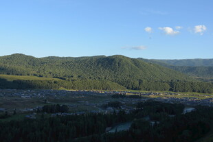 青山绿野间的开阔景致