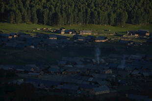 山间暮色下的静谧河谷