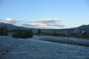 河畔风光 远山与蓝天美景