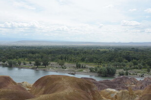 五彩山丘旁的静谧湖泊