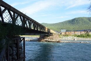 河畔铁桥横跨碧水青山