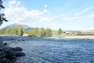 河畔风光 远山近水景色美