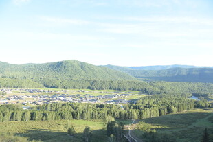 俯瞰山间小镇美景