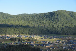 山脚下的宁静村落