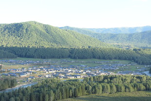 山间村落 绿意环绕的美景