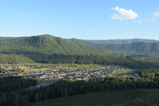 山间小镇全景风光