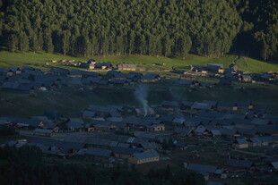 山间村落 绿意环绕的宁静地