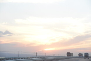 公路上的绝美日落景象