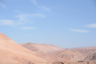 沙漠风光 蓝天映衬山丘