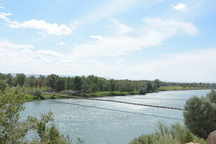 河畔自然风光美景