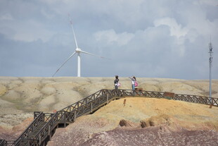 漫步风车栈道赏独特地貌