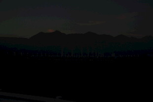 夜幕下的远山轮廓