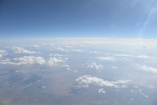 高空俯瞰云海蓝天美景