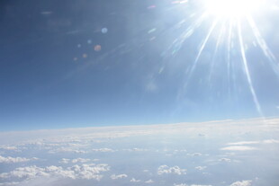 高空之上的阳光与云海