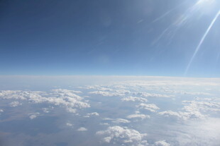 高空俯瞰云海与蓝天