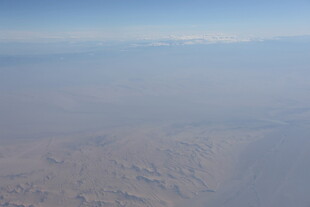 俯瞰广袤无垠的沙漠景观