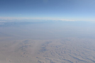 高空俯瞰广袤无垠的沙漠
