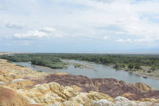 五彩河岸风光秀丽