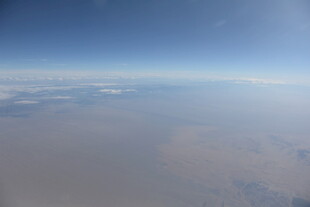 高空俯瞰云海蓝天景象