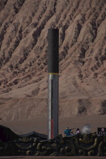 沙漠中的高耸柱状设施