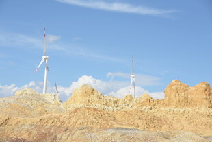 荒漠中的风力发电设施