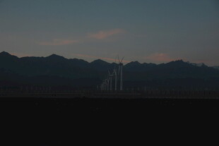 黄昏下的山峦与光影