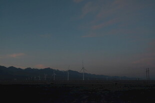 黄昏下的远山与朦胧天际