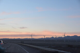 公路上的绝美日落景象