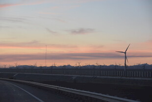 公路旁的日落与风力发电机