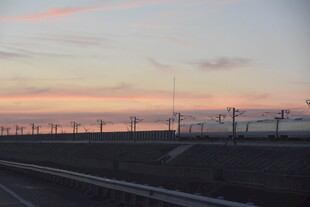 公路边的日落与风车景观