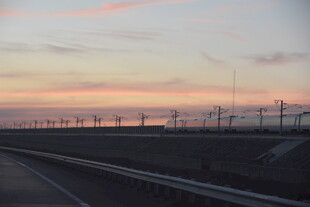 黄昏下的高速公路景观