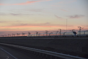 公路旁的夕阳与风力发电机