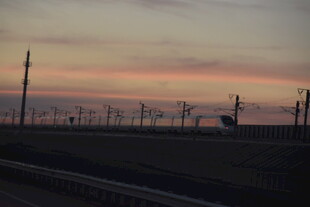 黄昏下的铁路与林立电杆