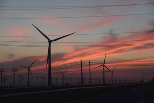 夕阳下的风力发电机组