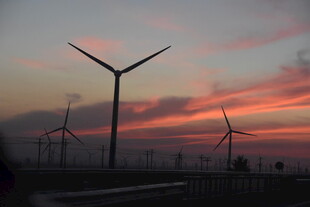 夕阳下的风力发电机组