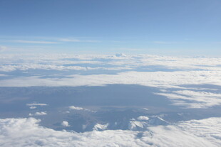 高空俯瞰云海与山峦