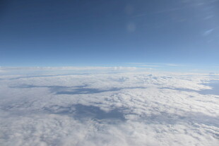 高空俯瞰云海壮丽景观