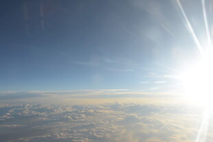 高空之上的壮丽日光景象