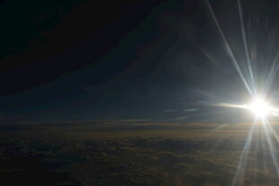 日出瞬间的耀眼光芒