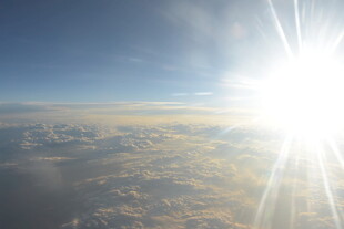 高空之上的耀眼阳光