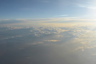 高空俯瞰云海壮丽景象