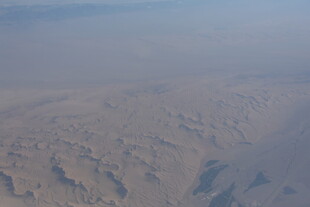 俯瞰广袤沙漠景观