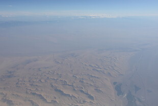 高空俯瞰广袤沙漠景观